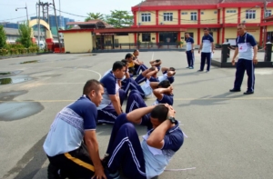 Personel Polres Pelabuhan Belawan Laksanakan Tes Kesamaptaan Jasmani dan Ujian Beladiri Polri Berkala Semester II Tahun 2025