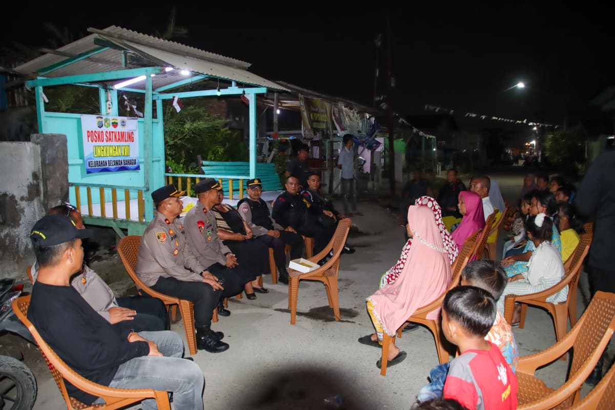 Wakapolres Pelabuhan Belawan Kunjungi Pos Kamling, Berikan Penghargaan kepada Warga Berperan Aktif Jaga Kamtibmas