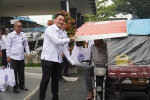Rutan Kelas I Medan Bagikan 50 Paket Bansos kepada Tukang Becak