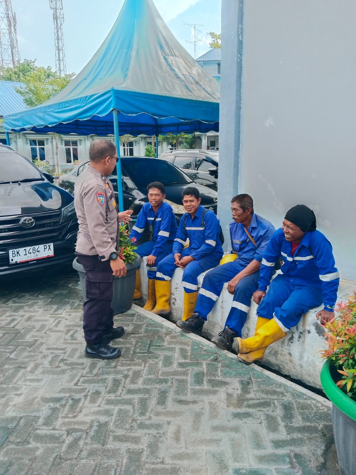 Sat Binmas Polres Pelabuhan Belawan Sambangi Pekerja di Balai Perikanan Gabion, Sampaikan Himbauan Kamtibmas