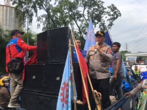 Polres Pelabuhan Belawan Kawal Pergeseran Massa Aksi Unjuk Rasa Ke Kantor Gubernur Sumut dan DPRD Sumut