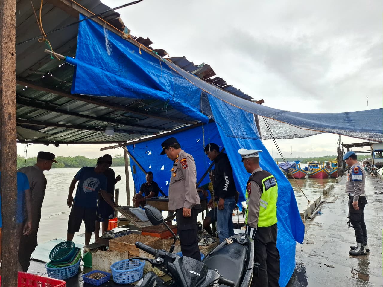 Belawan Laksanakan Patroli Jalan Kaki Antisipasi Tawuran Susulan di Bagan Deli
