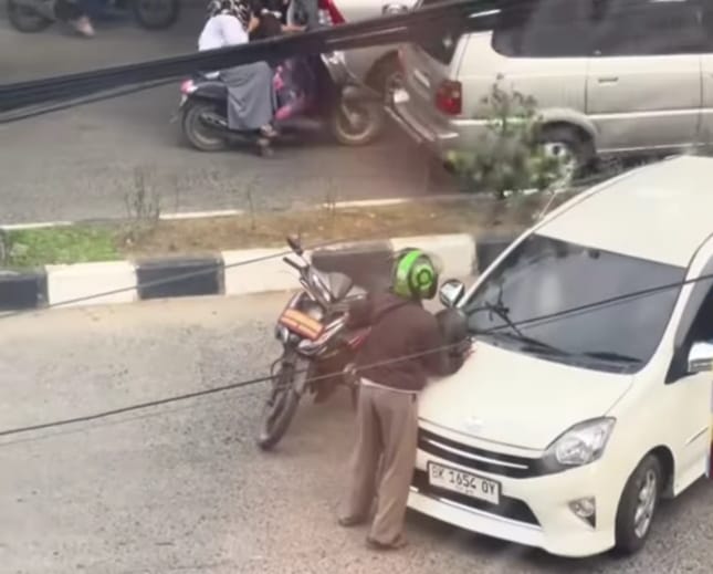 Aksi Seorang Driver Ojek Online di Jalan Krakatau, Medan, Mendadak Viral di Media Sosial.