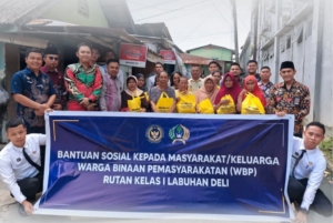 Rutan Kelas Satu Labuhan Deli Bentuk Kepedulian nya Bagikan Sembako Kepada Warga  Di lingkungan Sekitar  Rutan 