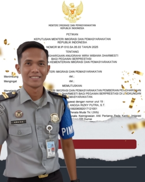 Menteri Imigrasi dan Pemasyarakatan memberikan Penganugerahan Penghargaan Anugraha Wira Wibawa Dharmesti Pratama Tahun 2025 kepada Analis Keimigrasian Dumai. 