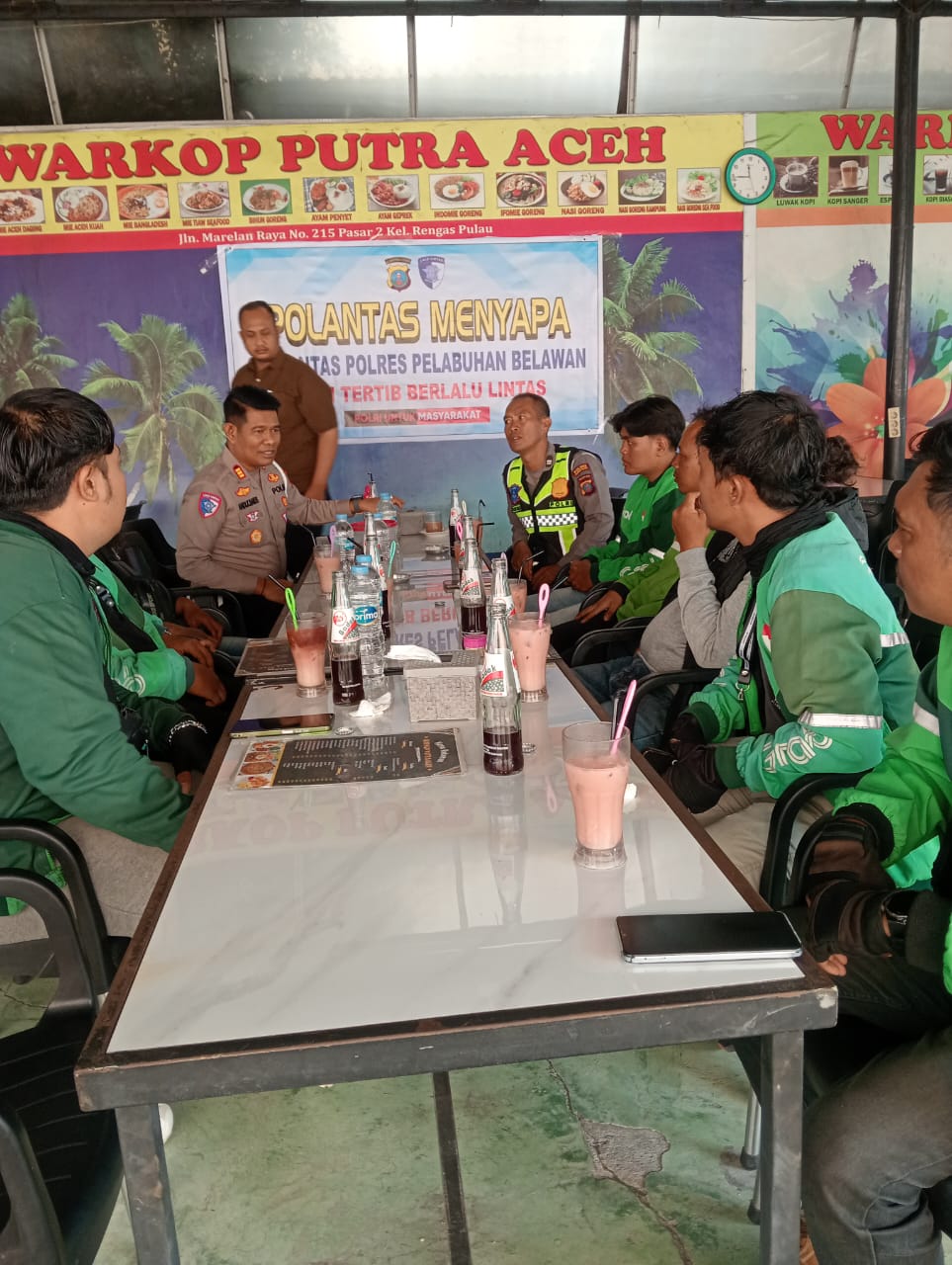 Sat Lantas Polres Pelabuhan Belawan Laksanakan Program “Polantas Menyapa” Bersama Pengemudi Ojek Online