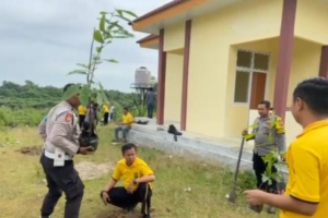 Instruksi Polda Riau Tanam 21.000 Pohon, Polres Kuansing dan Polsek Kuantan Hilir Seberang Wujudkan Program “Green Policing”