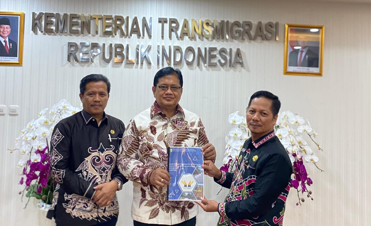Wabup Muklisin Perjuangkan dan Serahkan Proposal Pembangunan Jalan Kepada Wamen Kementerian Transmigrasi.