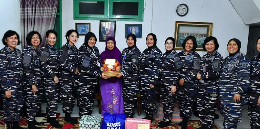 Dalam Rangka Memperingati Hari Ulang Tahun Ke-63 Korps Wanita TNI Angkatan Laut Kowal Silaturahmi Memberikan Penghormatan Penghargaan Kepada Senior