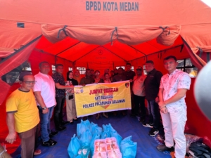 Sat Reskrim Polres Pelabuhan Belawan Salurkan Bantuan Jumat Berkah kepada Korban Kebakaran di Belawan II