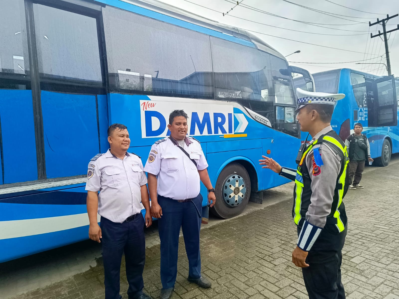 Sat Lantas Polres Pelabuhan Belawan Sosialisasikan Ops Zebra Toba 2025 kepada Supir Bus Damri di Dermaga Bandar Deli
