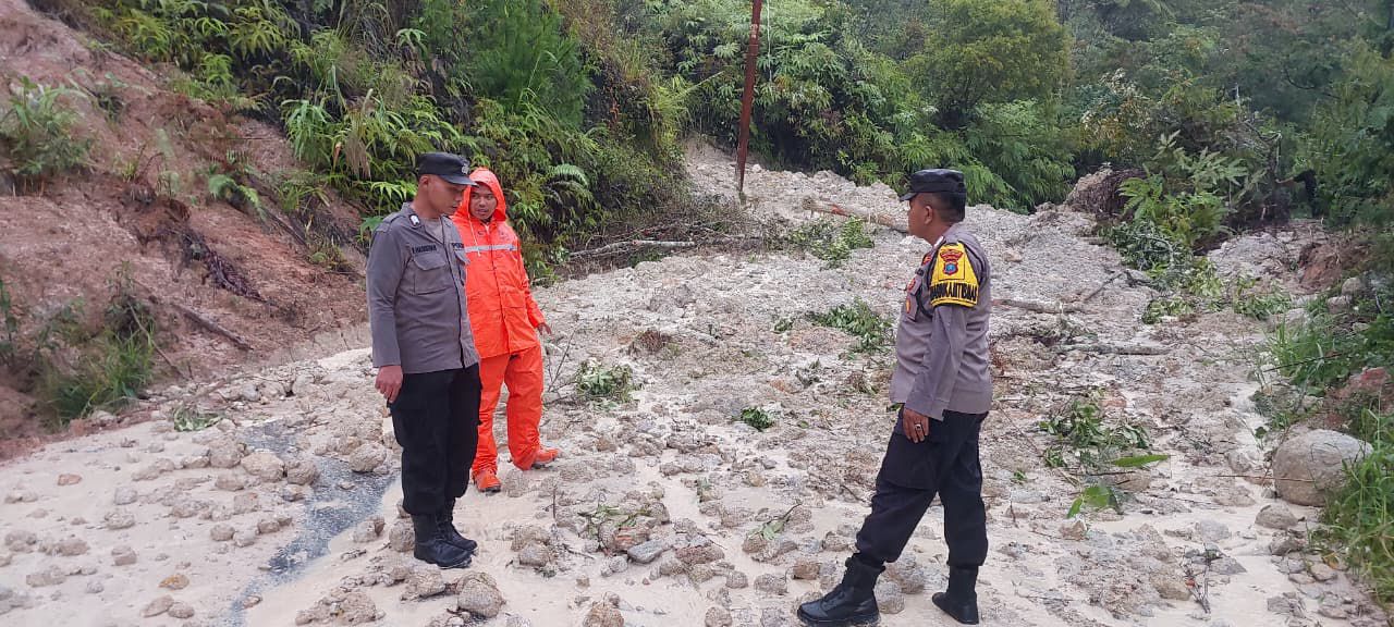 Jalinsum Sipirok–Taput Lumpuh Total Akibat Longsor, Polisi Imbau Pengendara Cari Jalur Alternatif