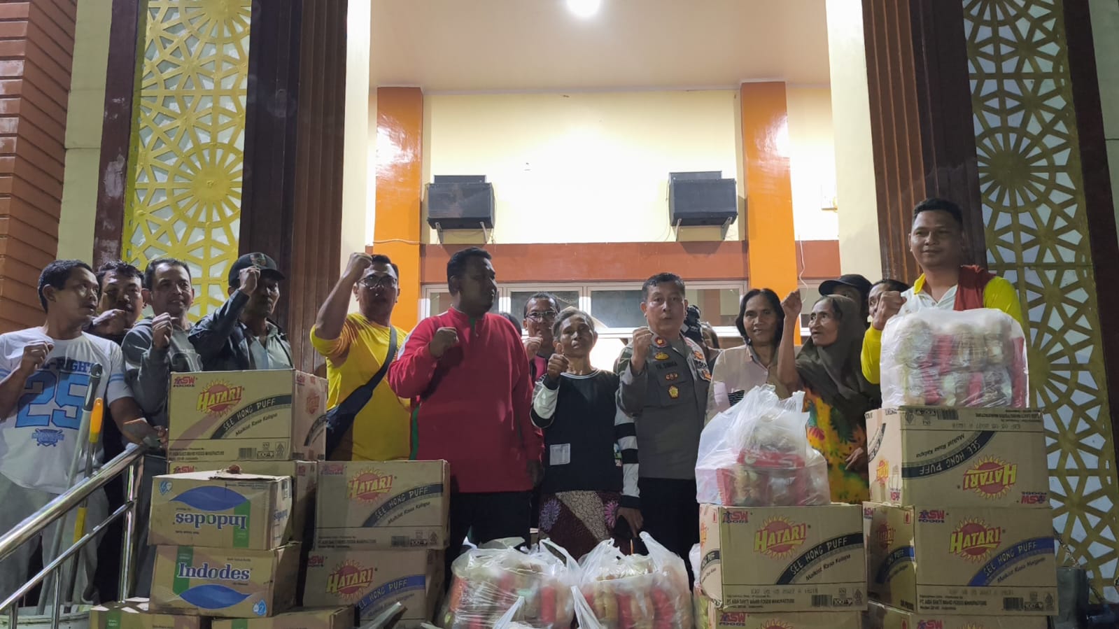 Polres Pelabuhan Belawan Salurkan Bantuan Makanan dan Minuman untuk Korban Banjir di Sekitar Komplek Martubung
