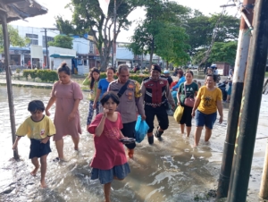 Polres Pelabuhan Belawan Salurkan Bantuan kepada Pengungsi Banjir di Gereja BNKP Tangkahan