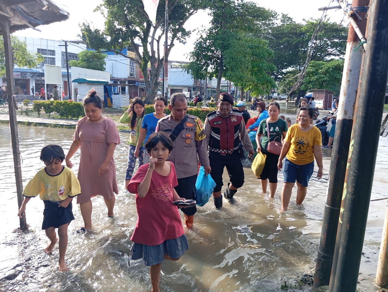 Polres Pelabuhan Belawan Salurkan Bantuan kepada Pengungsi Banjir di Gereja BNKP Tangkahan
