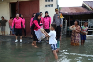 Polres Pelabuhan Belawan dan Bhayangkari Bagikan Makanan Siap Saji untuk Warga Terdampak Banjir di Martubung