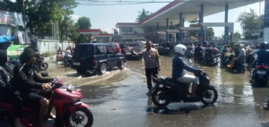 Bhabinkamtibmas Rengas Pulau Atur Lalu Lintas di SPBU Marelan Raya Cegah Kemacetan