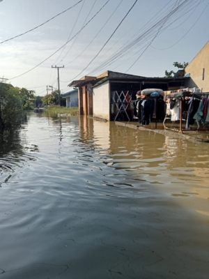 Terisolir Banjir, Ribuan Warga Komplek TKBM Sei Mati Medan Labuhan Tak Tersentuh Bantuan. 