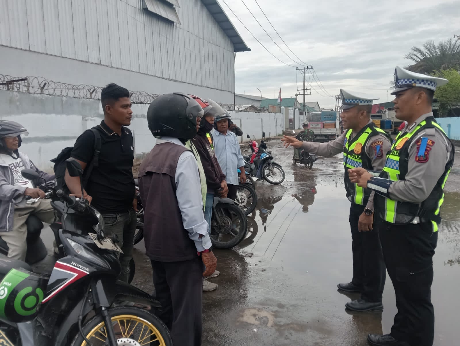 Sat Lantas Polres Pelabuhan Belawan Sosialisasikan Ops Zebra Toba 2025 di Kawasan Gabion Belawan