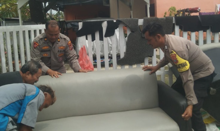 Personel Polres Pelabuhan Belawan Bantu Warga Martubung Bersihkan Rumah Pascabencana Banjir