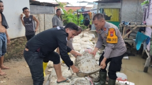 Cek Kondisi Banjir di Pekan Labuhan, Polres Pelabuhan Belawan Salurkan Bantuan kepada Warga