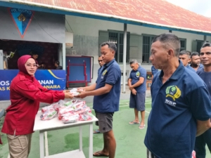 Dukung Pola Hidup Sehat, Lapas Bandanaira Bagikan Perlengkapan Mandi untuk Warga Binaan