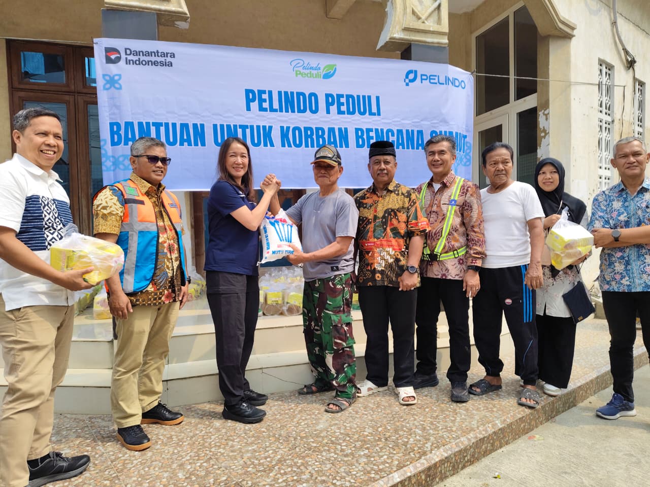 Direktur SDM dan Umum PT Pelindo Salurkan Bantuan Langsung untuk Warga terdampak Banjir