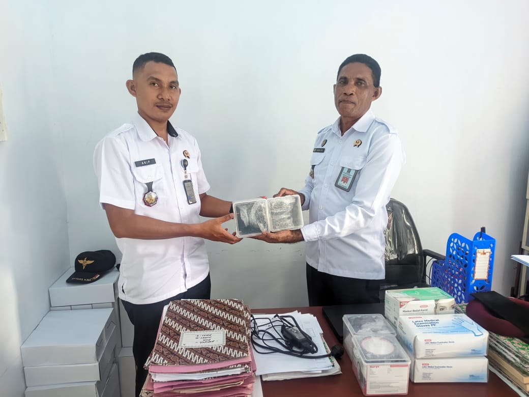 Dukung Pengamanan, Lapas Saparua Serahkan Masker, Sarung Tangan, Dan Senter