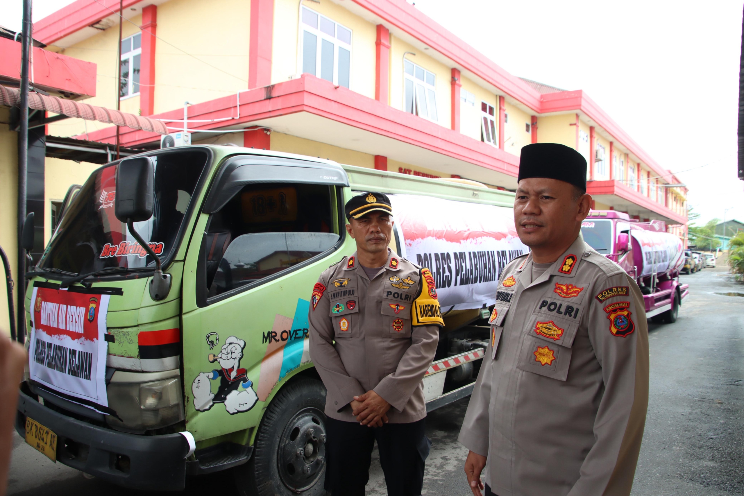 Polres Pelabuhan Belawan Kirim Dua Truk Tangki Air Bersih untuk Korban Banjir di Langkat