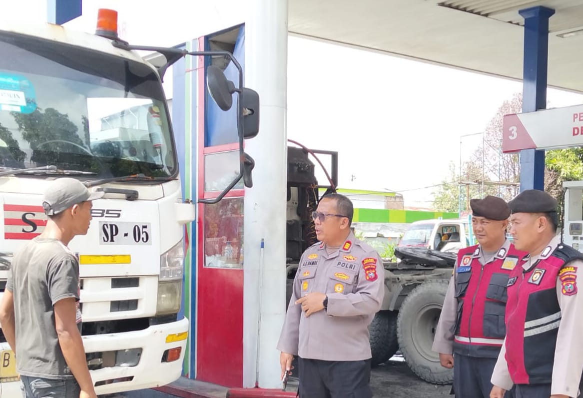 Sat Samapta Polres Pelabuhan Belawan Laksanakan Patroli Cegah Gangguan Kamtibmas di SPBU Kayu Putih