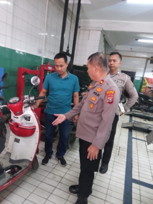 Polres Pelabuhan Belawan Berikan Service Motor Gratis bagi Warga Terdampak Banjir