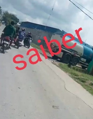 Warga Resah Truk Tanki Biru Putih Bermuatan BBM Solar Bersubsidi Masuk Sebuah Gudang Yang Diduga Menimbun dan Pengoplosan BBM Ilegal.  
