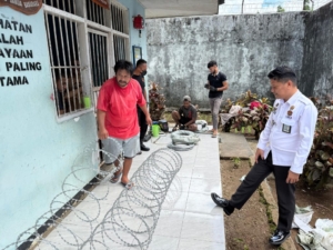 Tingkatkan Keamanan Jelang Nataru, Lapas Tual Benahi Kawat Berduri Tembok Keliling