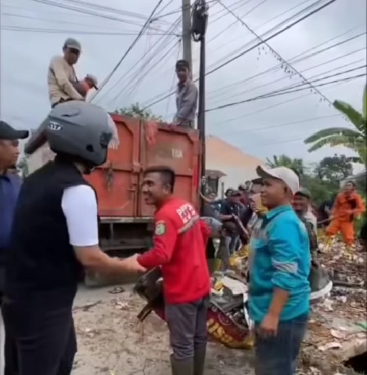 Gotong Royong Raya Pulihkan Medan Helvetia Pasca Banjir,Walikota RICO WAAS Kerahkan 3.000 Personil