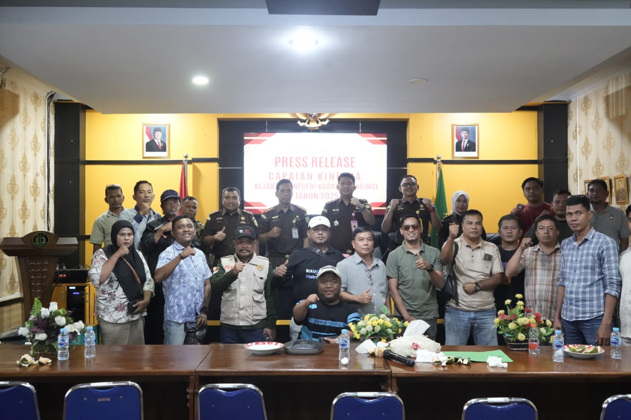 Dihadapan Puluhan Media Kejari Kuansing Beberkan Keberhasilan di Tahun 2025