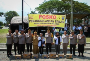Wakapolda Sumut Kunjungi Posko Penanggulangan Bencana Polres Pelabuhan Belawan, Serahkan Bantuan untuk Warga Terdampak
