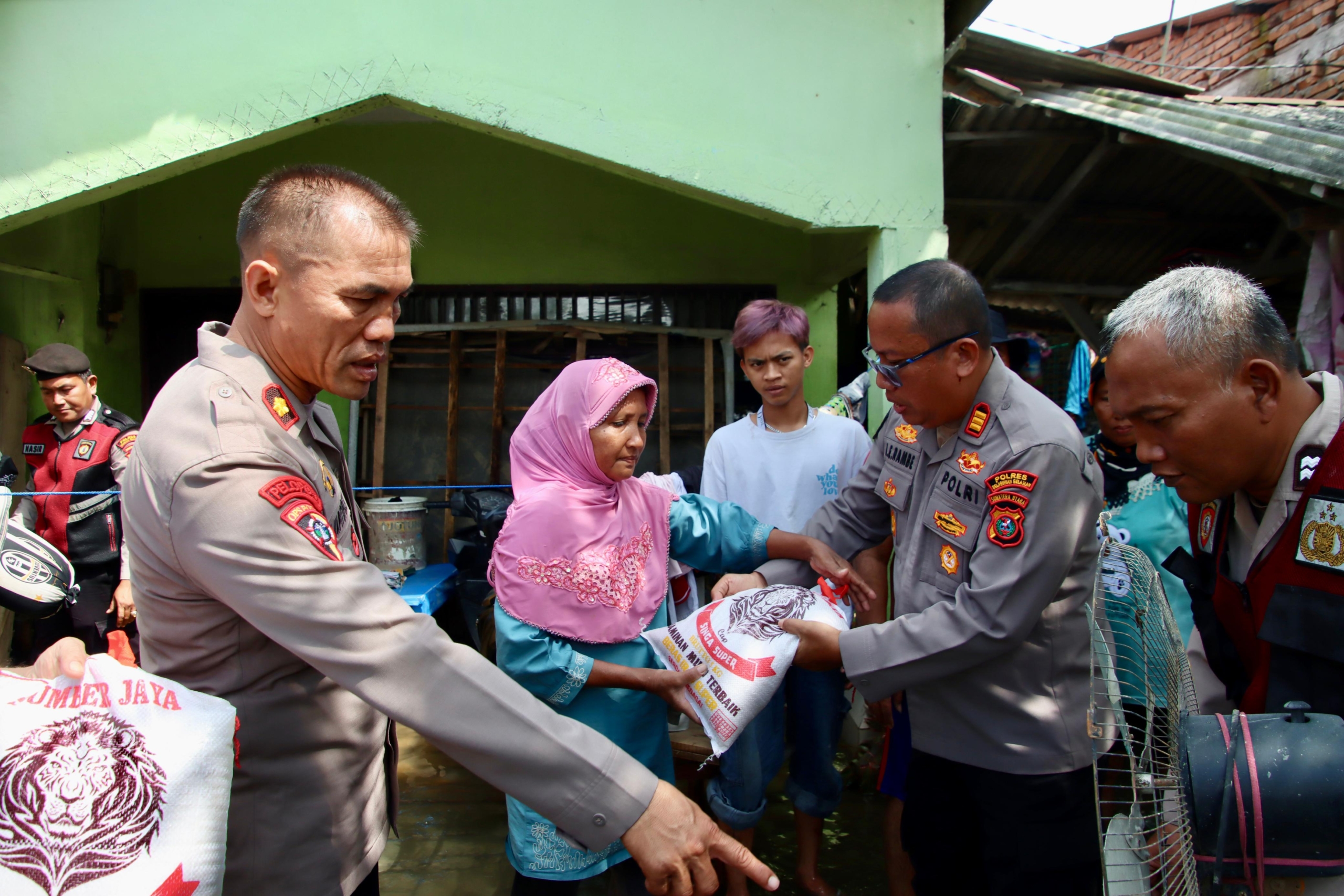 Polres Pelabuhan Belawan Cek Kondisi Banjir dan Salurkan Bantuan di Desa Hamparan Perak
