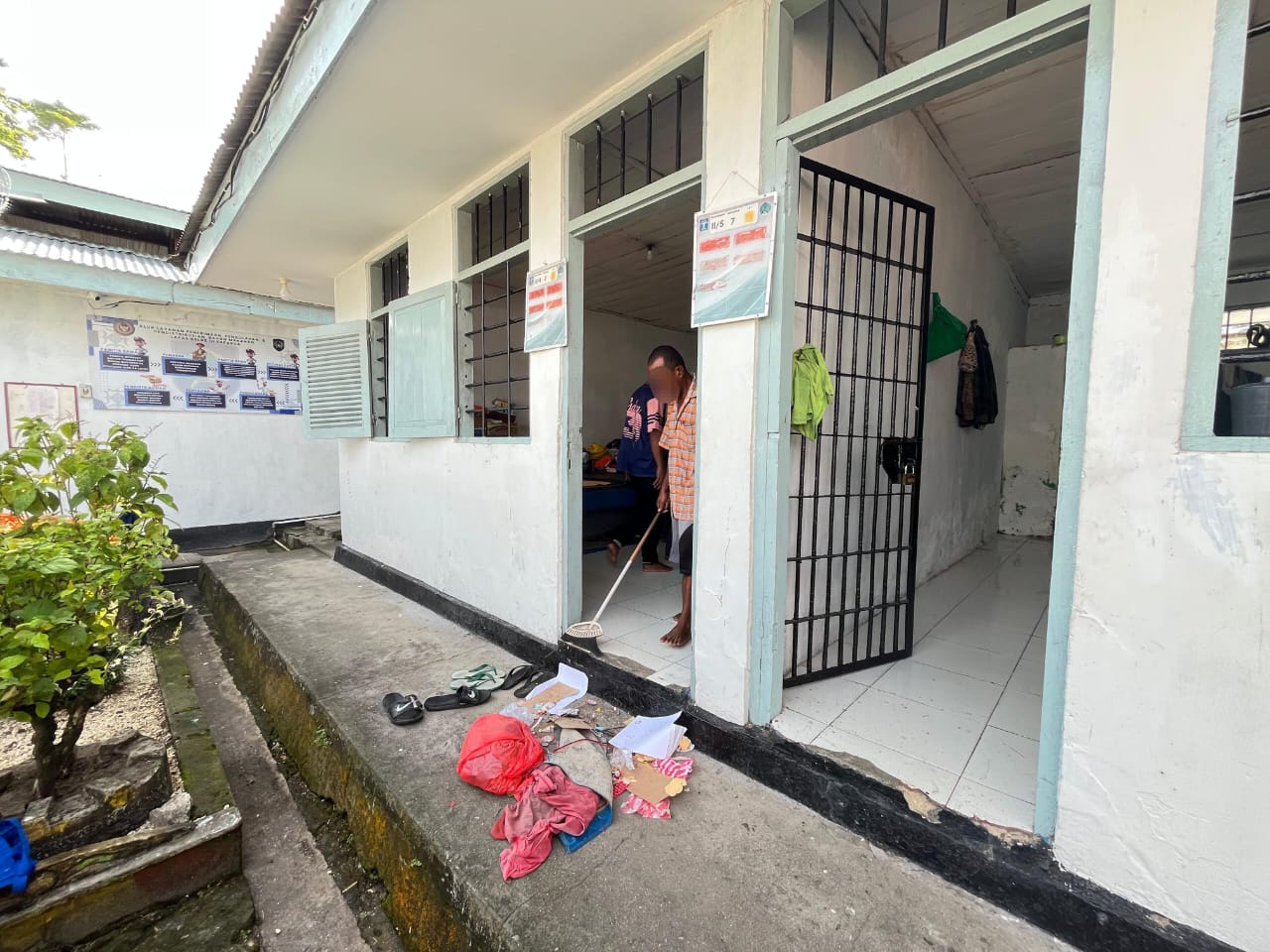 Gotong Royong Warga Binaan Lapas Saparua Jaga Kebersihan Hunian