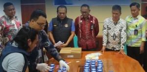 Komitmen Zero Narkoba, Kakanwil Ditjen Pas Sulut Ikuti Tes Urine Pegawai Bersama BNNP Sulut