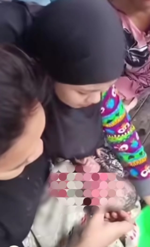 Viral di Media Sosial ! Warga Dihebohkan Dengan penemuan Seorang Sosok Bayi Diduga Dibuang disebuah  Tanah Kosong