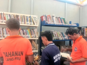 Budaya Literasi Tumbuh di Lapas Piru, Warga Binaan Rutin Manfaatkan Perpustakaan