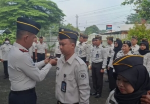 Semakin Prima, Dua Pegawai Bapas Klaten Terima Kenaikan Pangkat