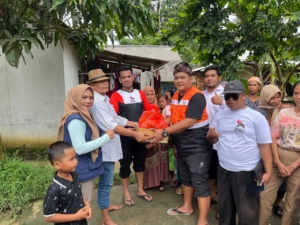 Tanggap Bencana PSI: DPP dan DPD Pandeglang Hadir di Tengah Warga Korban Banjir