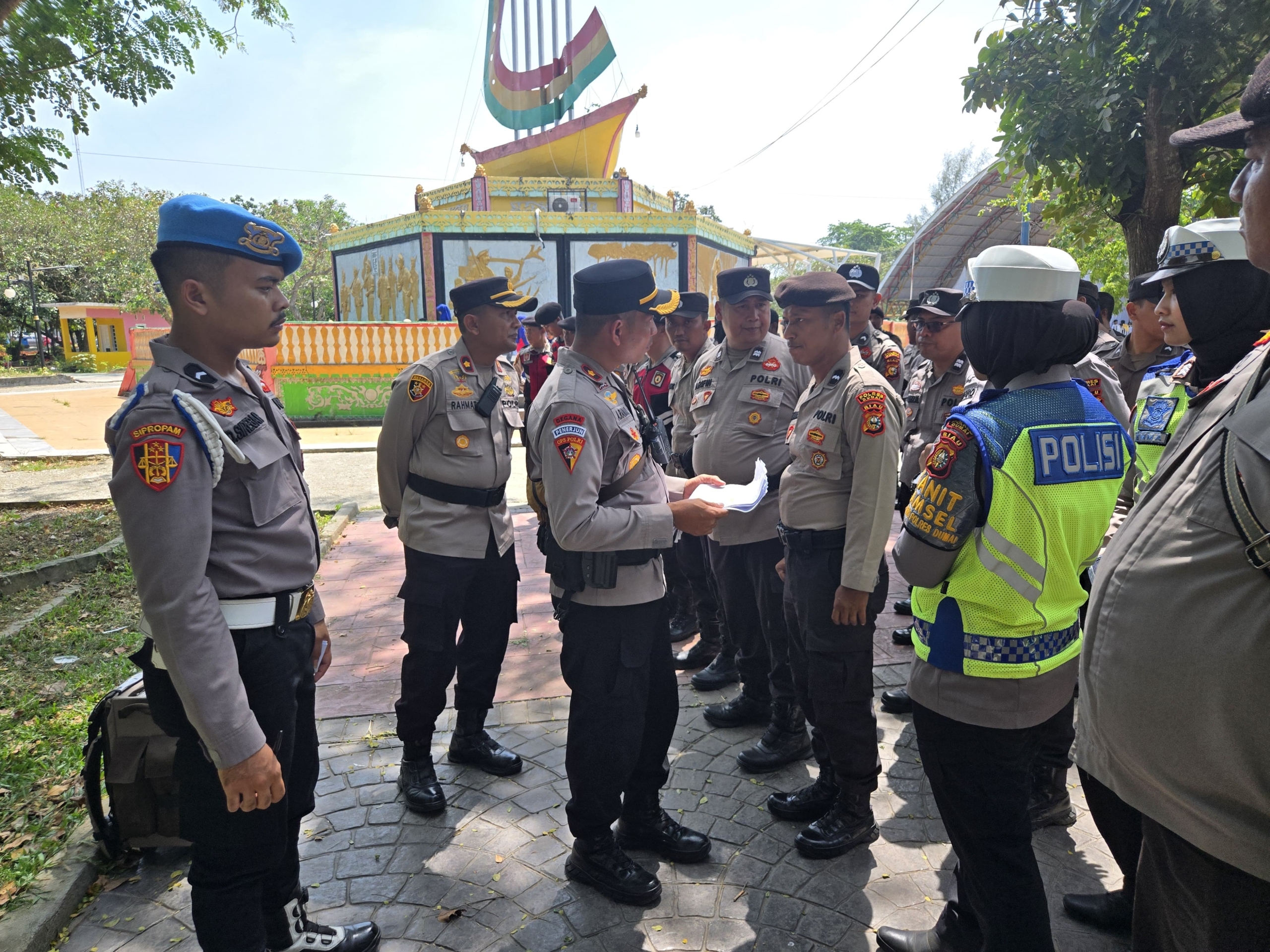 Polres Dumai Laksanakan Pengamanan Konser Kemanusiaan untuk Sumatera dan Palestina di Kota Dumai.