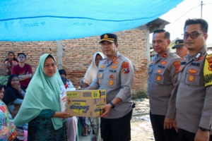 Kapolres Pelabuhan Belawan Berikan Bantuan Sembako kepada Korban Kebakaran di Selebes