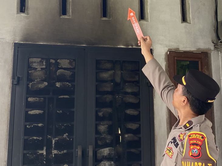 Respon Cepat Laporan Warga, Pamapta Polres Pelabuhan Belawan Olah TKP Pembakaran Rumah Warga di Hamparan Perak