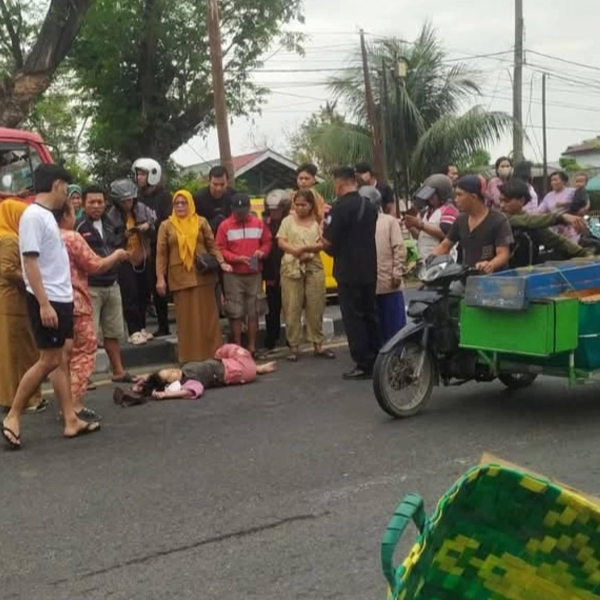 Seorang Wanita Korban Lakalantas Meninggal Di Tempat.