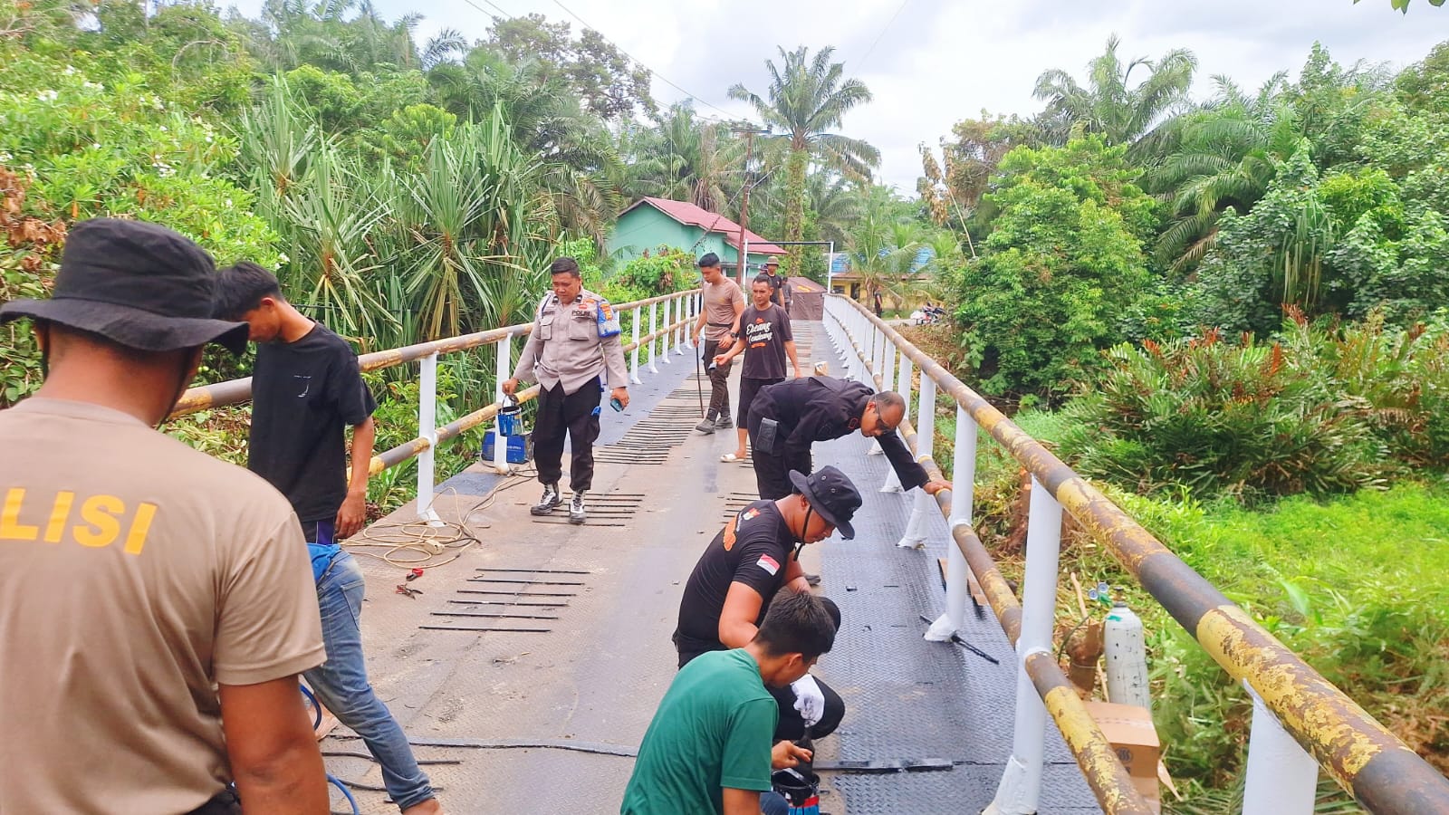 Hari Keempat, Gotong Royong Renovasi Jembatan Sungai Penyengat Terus Dikebut