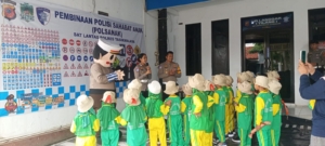 Tertib Berlalu Lintas Sejak Dini TK Tarbiyatul Ummah Ikuti Kegiatan Polsanak