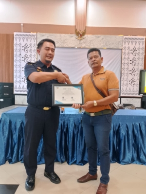 Bea Cukai Dumai Berikan Sertifikat Penghargaan kepada Ketua PJID Dumai 